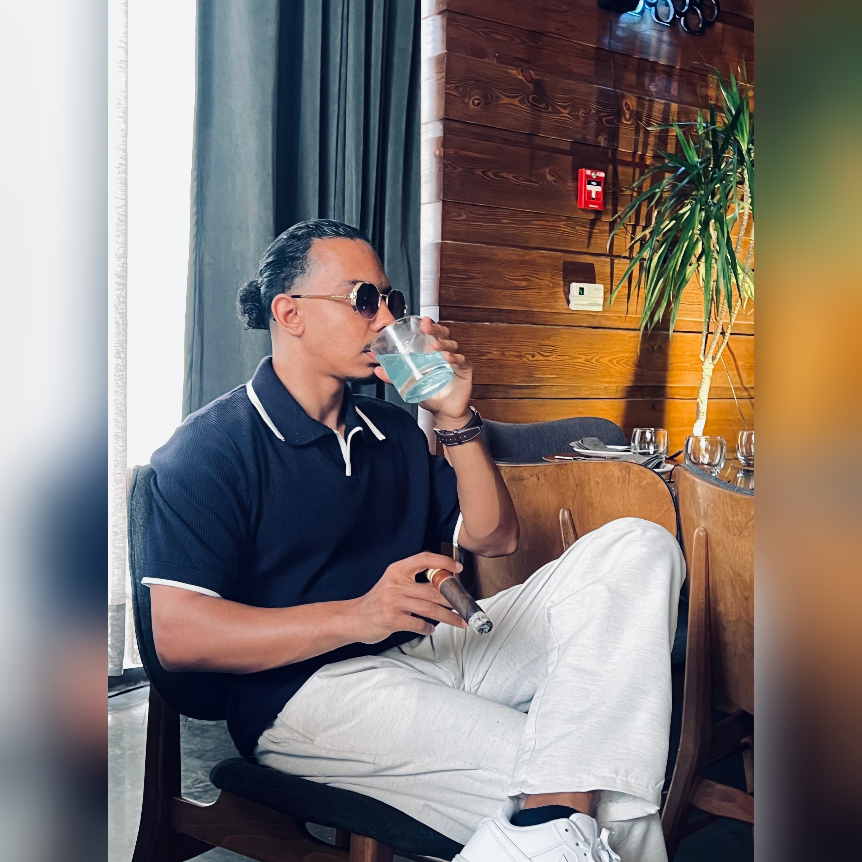 الأستاذ حسام مصطفى